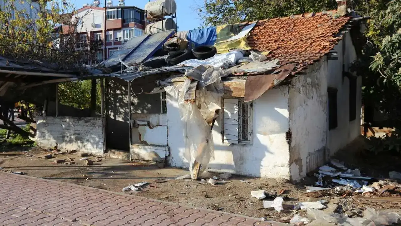 Kepez’de Çöp Ev Alarmı: Tek Kamyon Yetmedi, İkincisi Geldi! 4